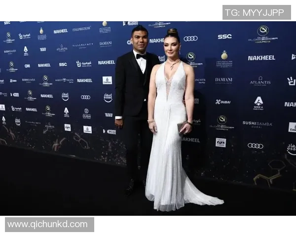 足球球星携手模特妻子同台亮相 展现幸福生活与事业双丰收 足球球星携手模特妻子同台亮相 展现幸福生活与事业双丰收